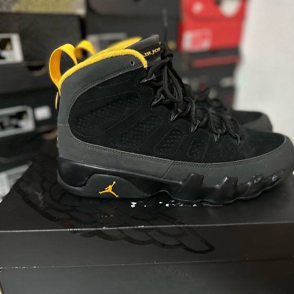 Jordan 9 Retro
Dark Charcoal University Gold - Picture 2 of 6